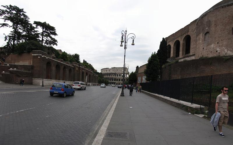 via dei fori imperiali_en_colosseum.jpg - De tweede dag bezoeken we het oude Rome. De start is  op de Via dei fori imperiali waaraan het Colosseum en het Forum Romanum liggen.